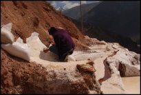 one of the worker harvesting the salt- Remplissage des sacs de 50 kg de sel- Salinas de maras - Peru