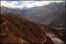 en route vers Maras avec les salines en contrebas - Pérou